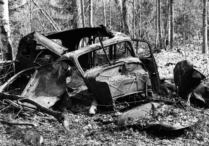 разбитая советская легковая автомашина М-1 в Мясном Бору. На таких машинах ездил командный состав 2-й ударной армии